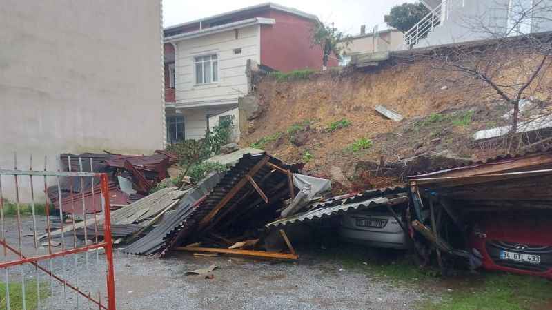 Sarıyer’de istinat duvarı çöktü: 4 araçta hasar oluştu, 1 bina boşaltıldı
