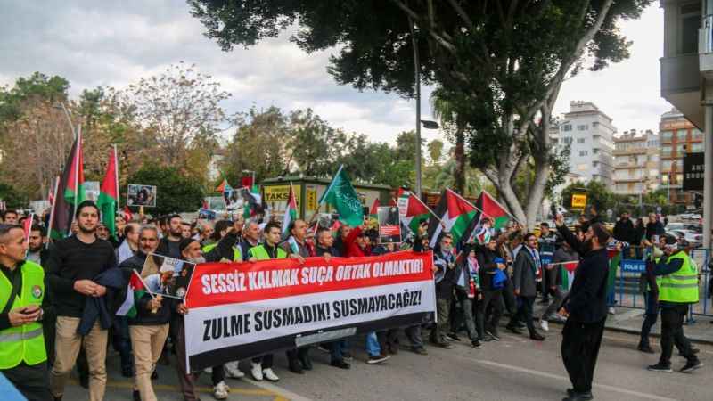 Antalya'da binlerce kişi Filistin için yürüdü