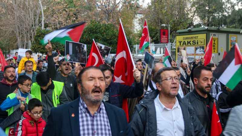 Antalya'da binlerce kişi Filistin için yürüdü