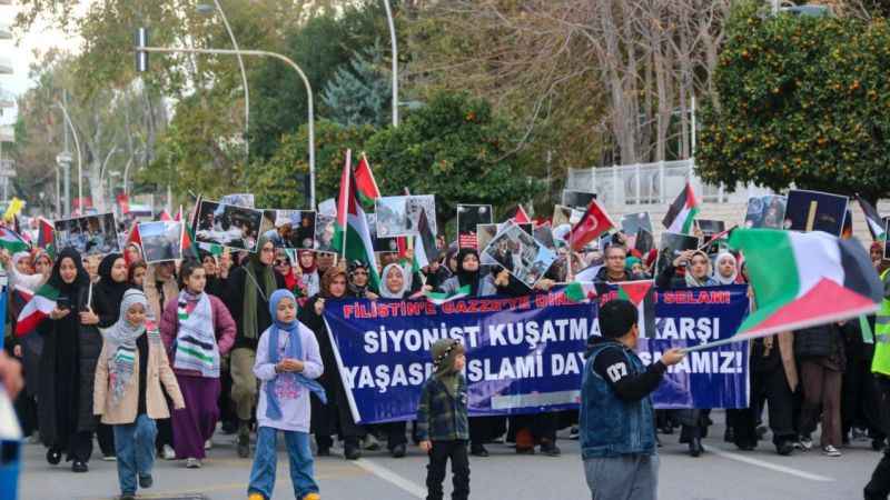 Antalya'da binlerce kişi Filistin için yürüdü