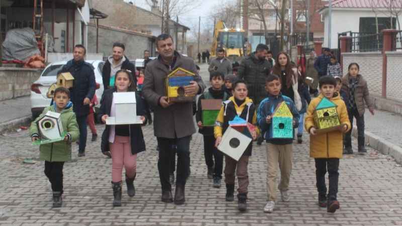 Öğrenciler 150 kuş evi yapıp ağaçlara astı