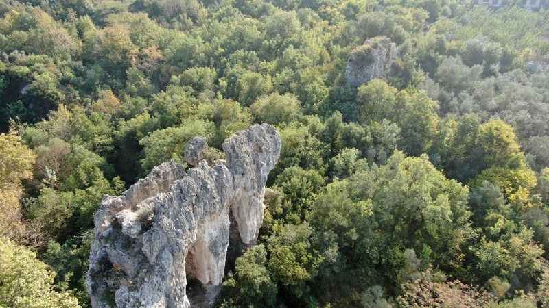 Deprem, Hatay Defne'deki tarihi su kemerini yok etti