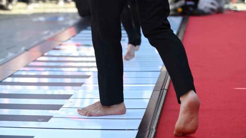 Piyanonun ustaları dev klavyede hünerlerini sergiledi