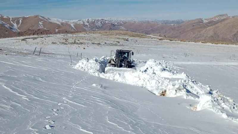 Yüksekova’da kar kalınlığının 2 metreyi bulduğu yolda zorlu çalışma