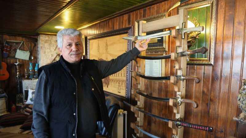 Antika ürünleri iş yerinde sergiliyor