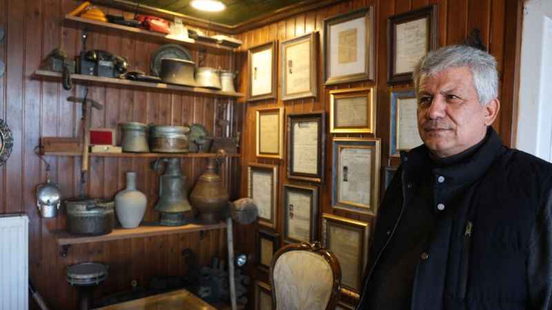 Antika ürünleri iş yerinde sergiliyor