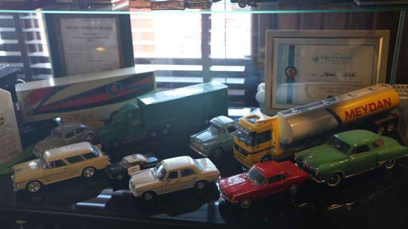 Antika ürünleri iş yerinde sergiliyor