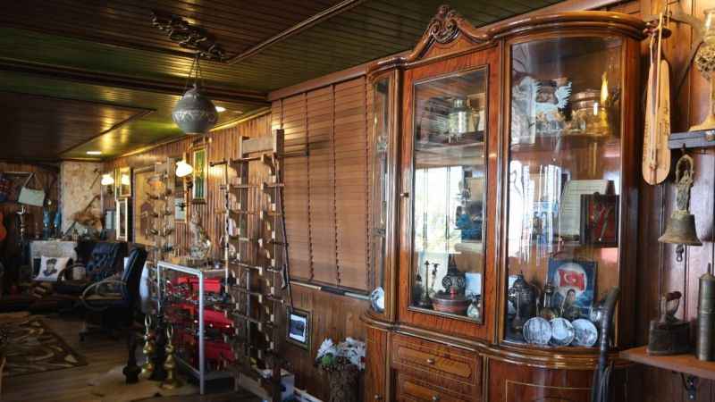 Antika ürünleri iş yerinde sergiliyor