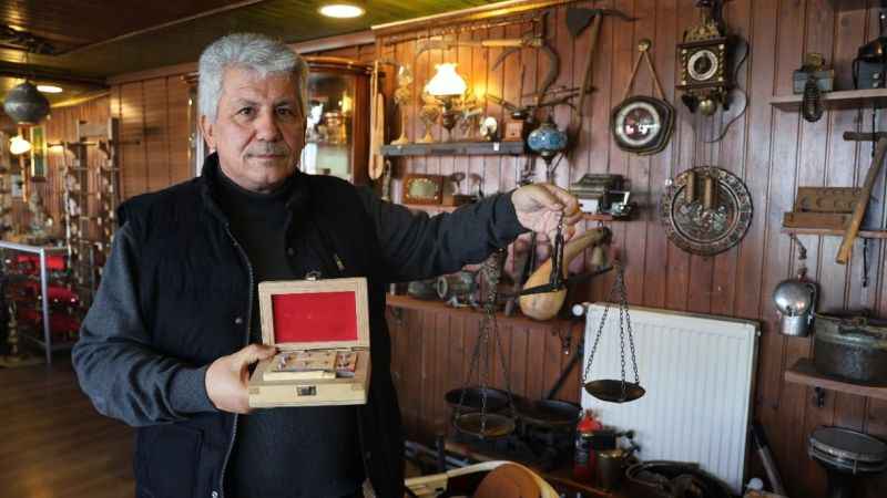 Antika ürünleri iş yerinde sergiliyor