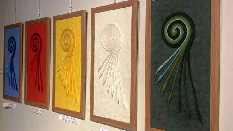 Islak keçe sanatı ile masalları tablolara yansıtıyor