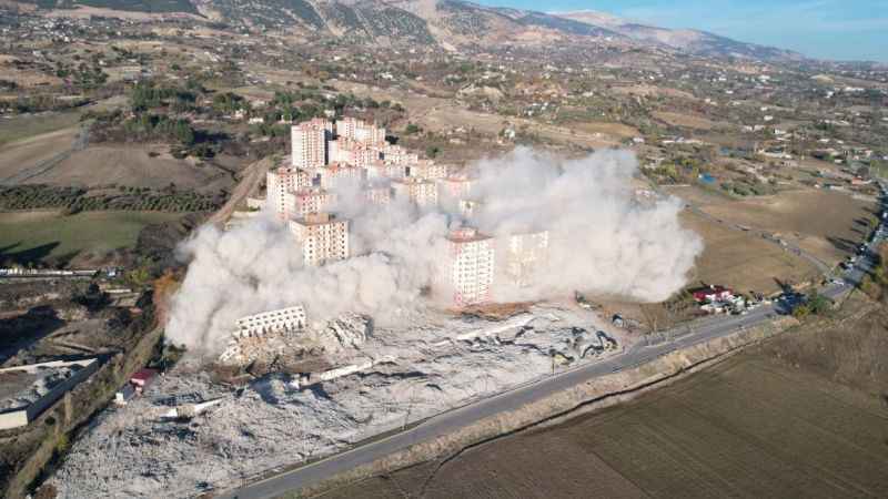 Dinamit ile patlatılan binalar saniyeler içinde yıkıldı