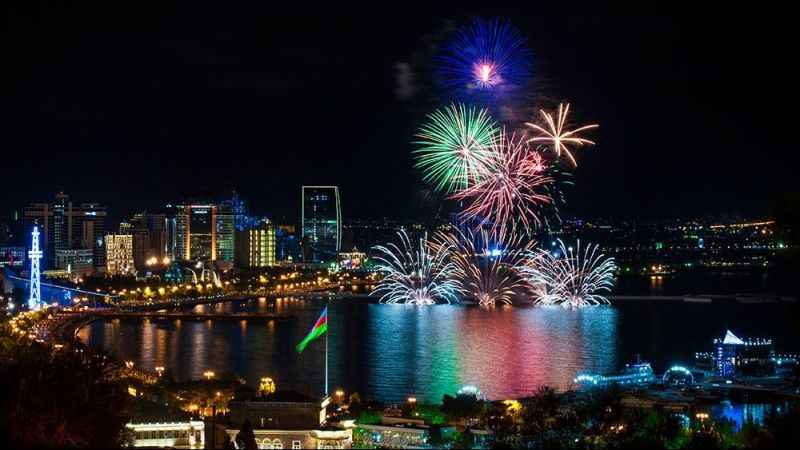 Bakü Çeşme Meydanı'nda "kış masalı" gönülleri ısıtacak