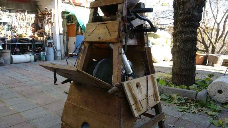 Asırlık ahşap bulgur makinesini evinde sergiliyor 