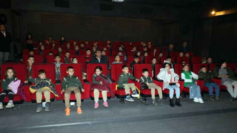 Çocuklar ilk defa bir sinema salonu gördüler