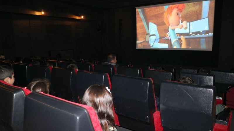 Çocuklar ilk defa bir sinema salonu gördüler