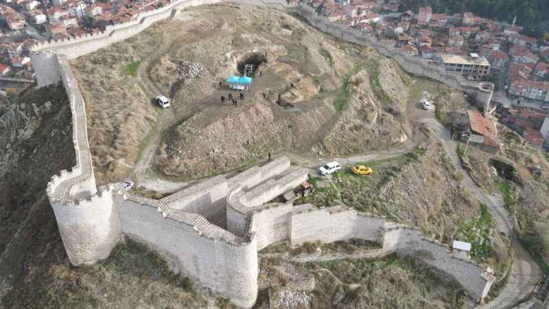 Tarihi kalede 2 bin yıllık sarnıç ve mimari yapı bulundu