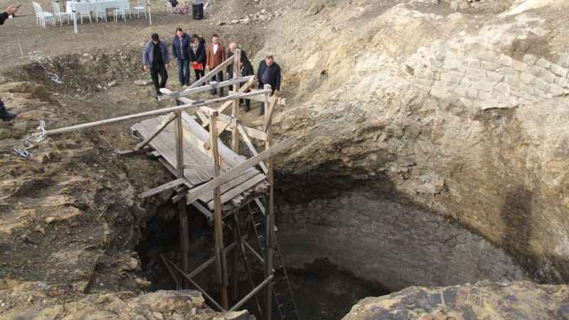 Tarihi kalede 2 bin yıllık sarnıç ve mimari yapı bulundu