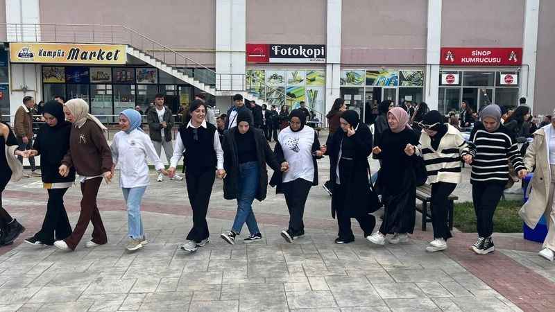 Sinop’taki hamsi şenliğinde 1 ton hamsi tüketildi