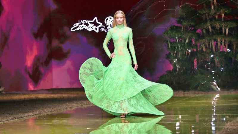 Dünyaca ünlü mankenler Antalya'da podyumdaydı