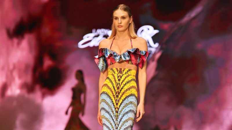 Dünyaca ünlü mankenler Antalya'da podyumdaydı