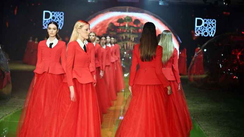 Dünyaca ünlü mankenler Antalya'da podyumdaydı