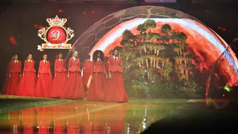 Dünyaca ünlü mankenler Antalya'da podyumdaydı