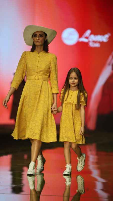 Dünyaca ünlü mankenler Antalya'da podyumdaydı