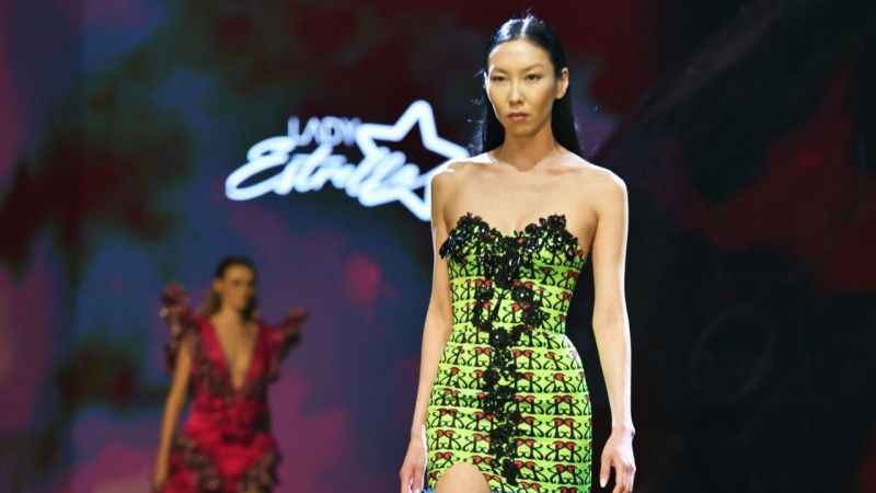 Dünyaca ünlü mankenler Antalya'da podyumdaydı