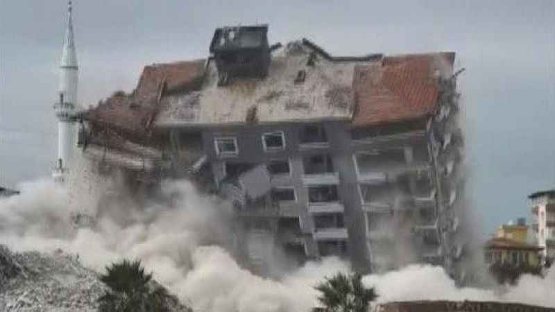 Hatay'da dinamitle patlatılan 10 katlı bina, kağıt gibi yerle bir oldu