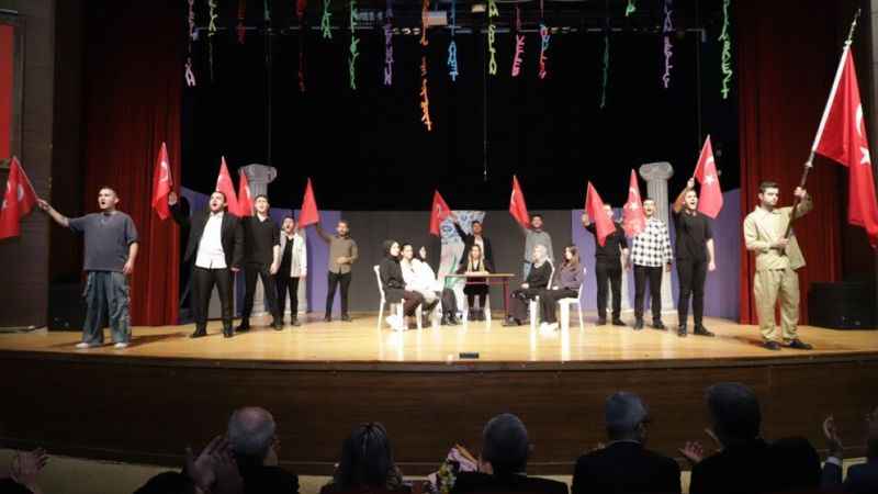 Kütahya'da “Vazomatik” tiyatro severlerle buluştu