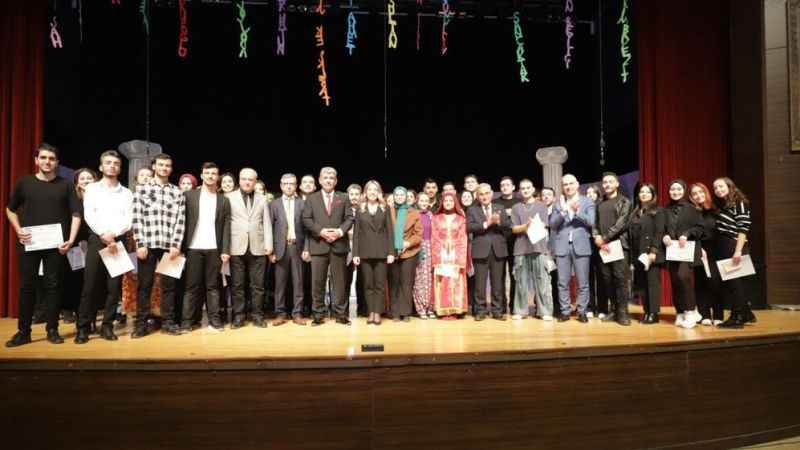 Kütahya'da “Vazomatik” tiyatro severlerle buluştu