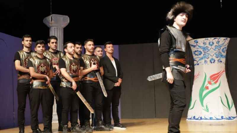 Kütahya'da “Vazomatik” tiyatro severlerle buluştu