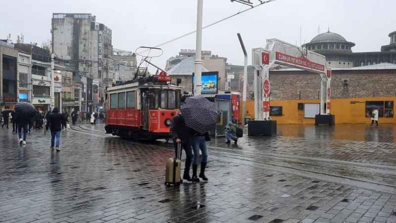 Fırtına Taksim’de vatandaşlara zor anlar yaşattı