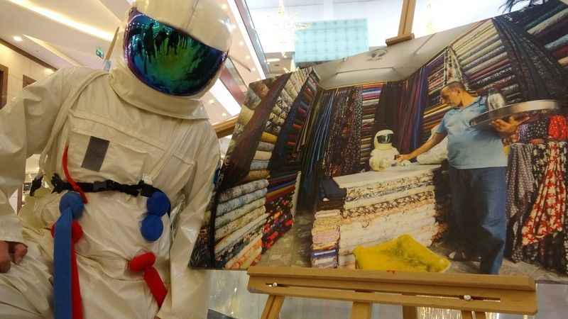 Astronot olamadı, çektiği astronot konseptli fotoğrafları sergiledi
