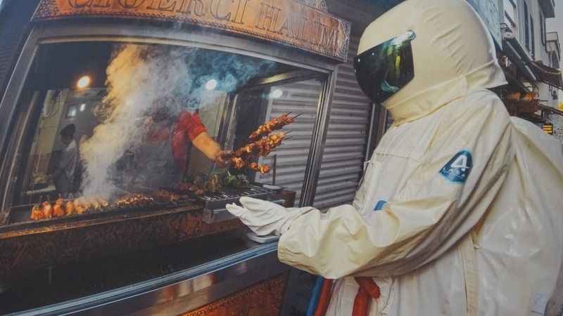 Astronot olamadı, çektiği astronot konseptli fotoğrafları sergiledi