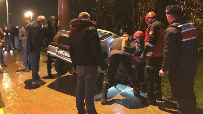 Sakarya’da kontrolden çıkan otomobil direğe çarptı: 4 yaralı
