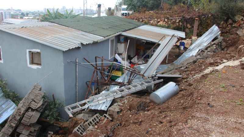 Antalya'da istinat duvarı çöktü, iki ev zarar gördü