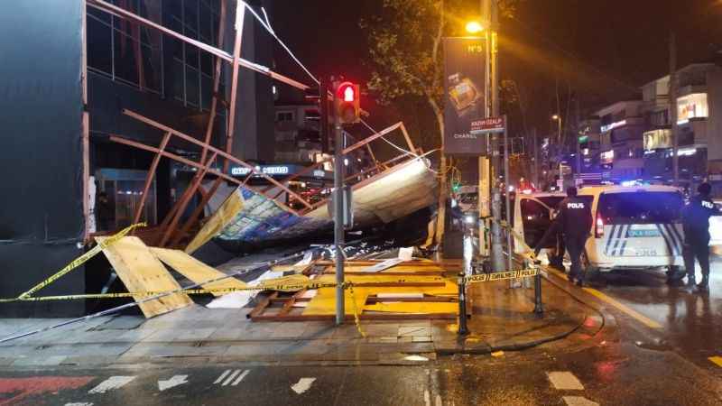 Dönüşüme girecek olan olan binayı çevreleyen paneller fırtına nedeniyle devrildi