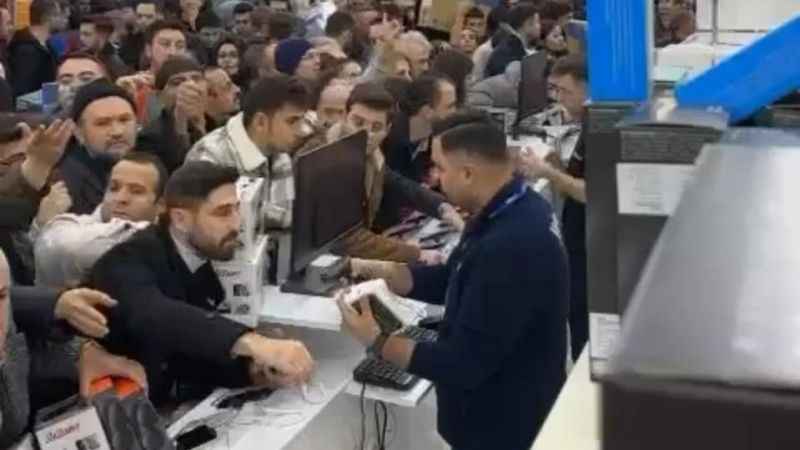Mağaza açılışında vatandaşların izdihamı kamerada