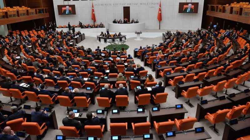 Son 7 ayda Meclis’te 600 milletvekilinden 61’i partilerden istifa etti