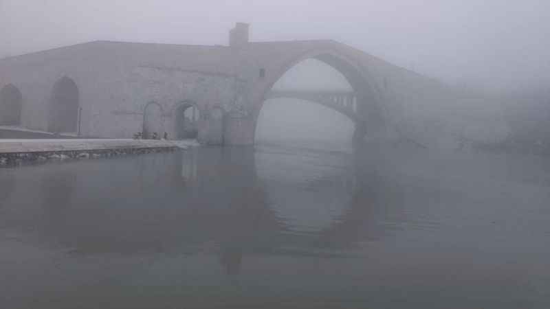 Silvan’da tarihi Malabadi Köprüsü sisle kaplandı