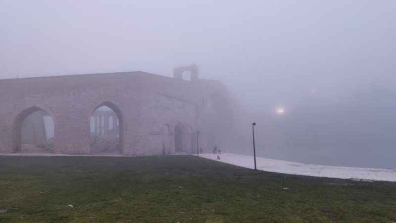 Tarihi Malabadi Köprüsü'nün siste masalsı görüntüsü 