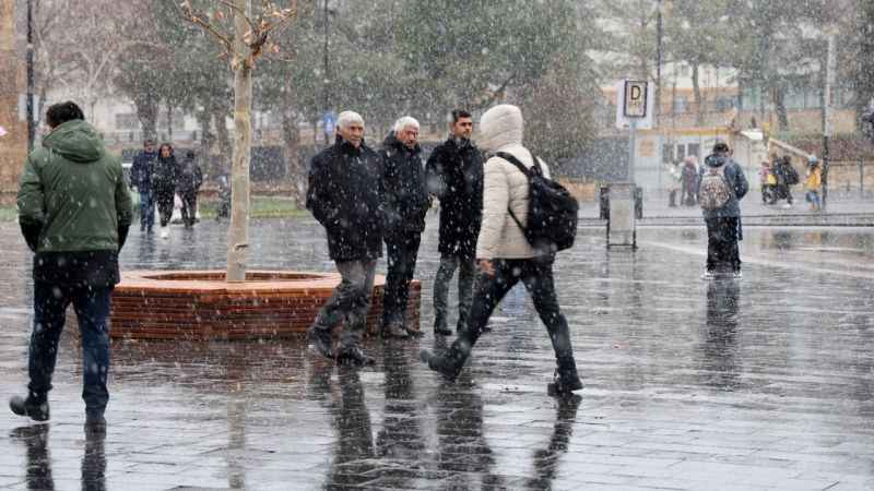 Sivaslıların hasretle beklediği kar kente giriş yaptı