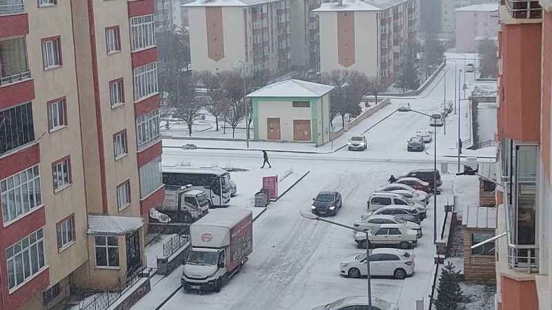 Erzurum’da kar yağışı hayatı olumsuz etkiliyor