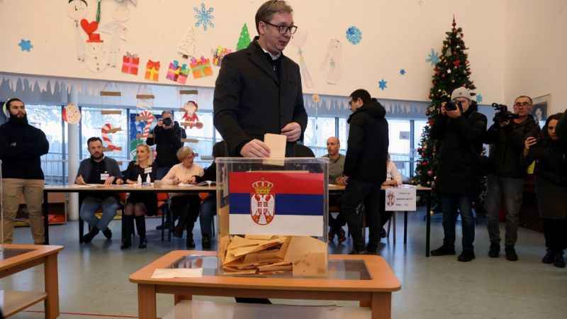 Sırbistan’da halk erken genel seçim için sandık başında