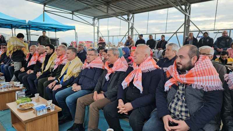 Deve güreşleri izleyenleri coşturdu