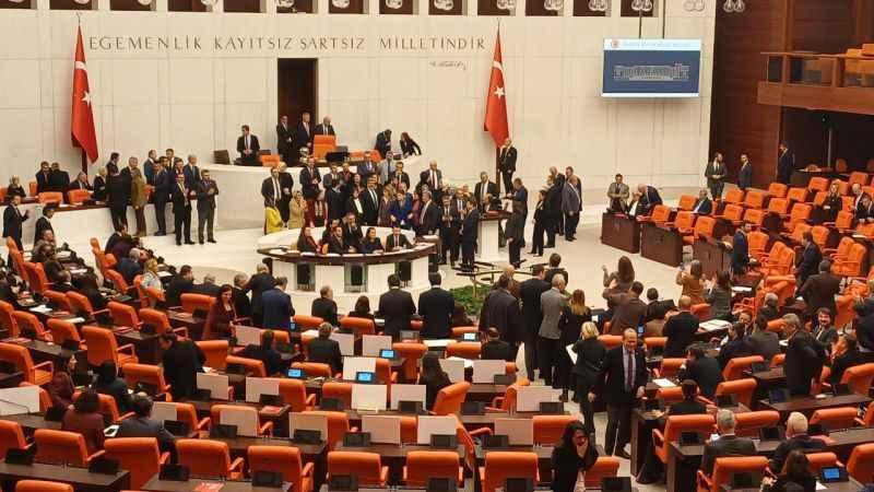AK Partili milletvekilleri TBMM'de söz verilmemesini protesto etti