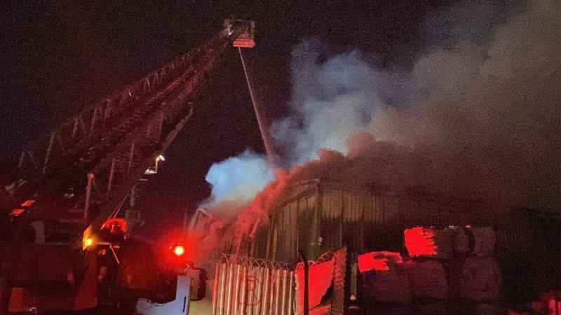 Kocaeli’de palet deposundaki yangın söndürüldü