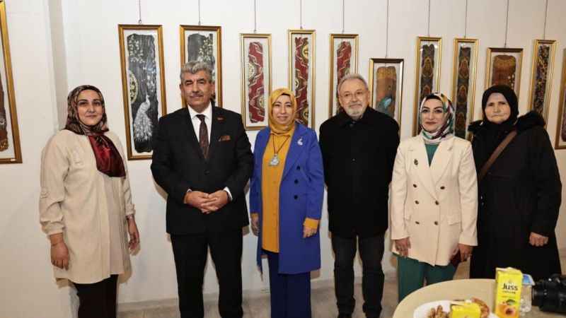 Selçuklu motiflerini ağaç parçalarına işliyorlar