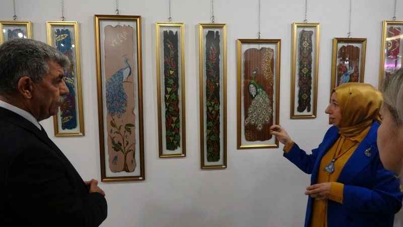 Selçuklu motiflerini ağaç parçalarına işliyorlar